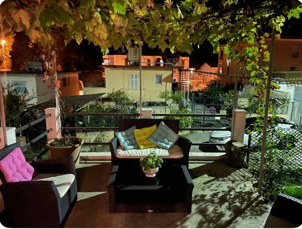 Studio Climatise Avec Terrasse Dans Villa Au Calme Nizza
